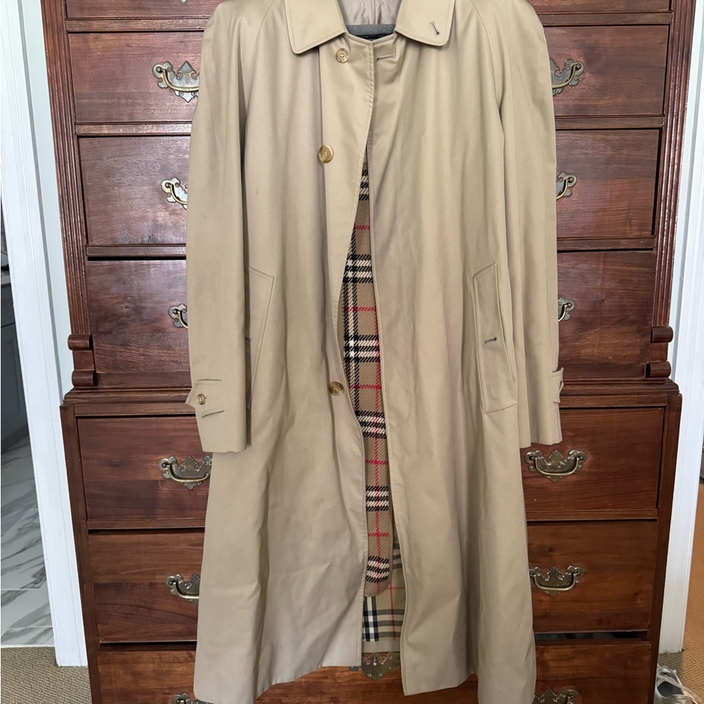 {burberry} Men’s Classic Tan Trench Coat Size 42R
